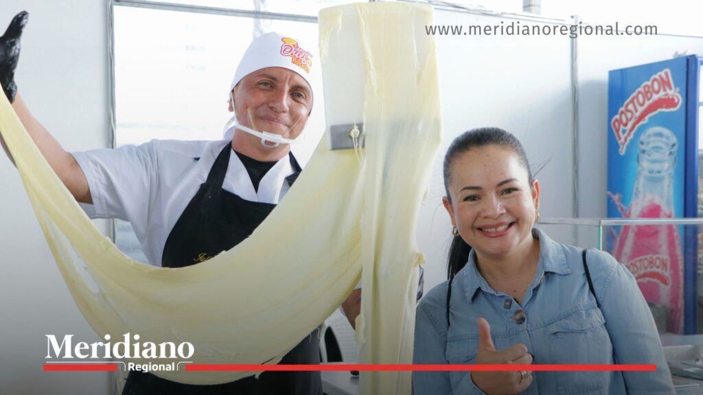 Demostración de producción láctea en la Feria Multigremial 2025 - Meridiano Regional Funcionaria y expositor muestran proceso artesanal lácteo durante la Feria Multigremial 2025 en Popayán.