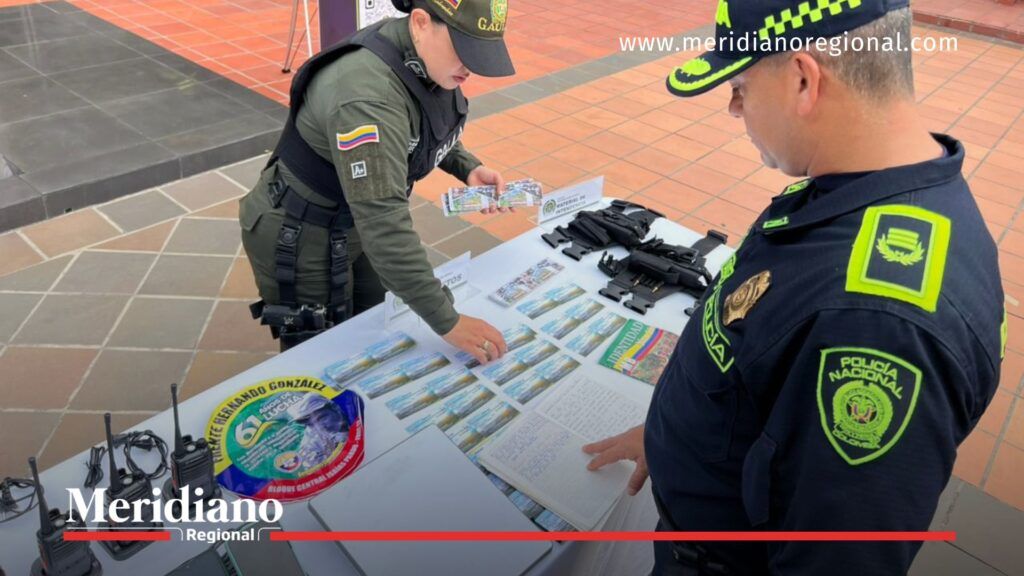 Uniformados del GAULA y la Policía Nacional organizan elementos incautados tras el operativo donde el GAULA rescata nueve secuestrados en La Plata, Huila.