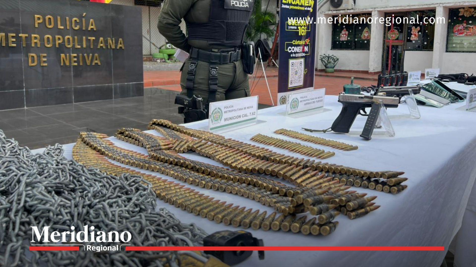 Uniformada del GAULA junto a armas, municiones y material incautado durante el operativo donde el GAULA rescata nueve secuestrados en el Huila.