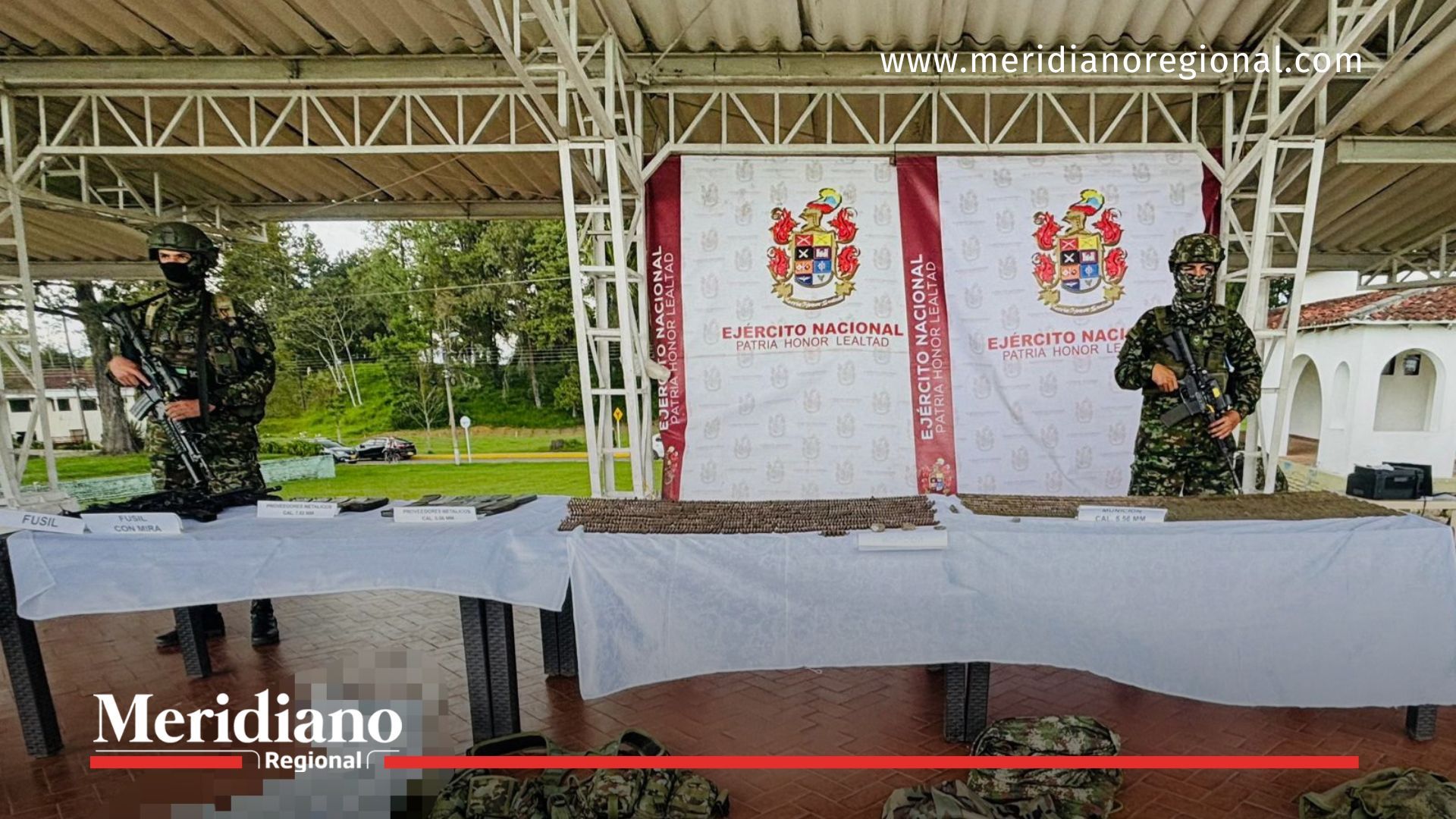 Soldados del Ejército exhiben material incautado durante la Operación Perseo 2.0 en el Cañón del Micay.