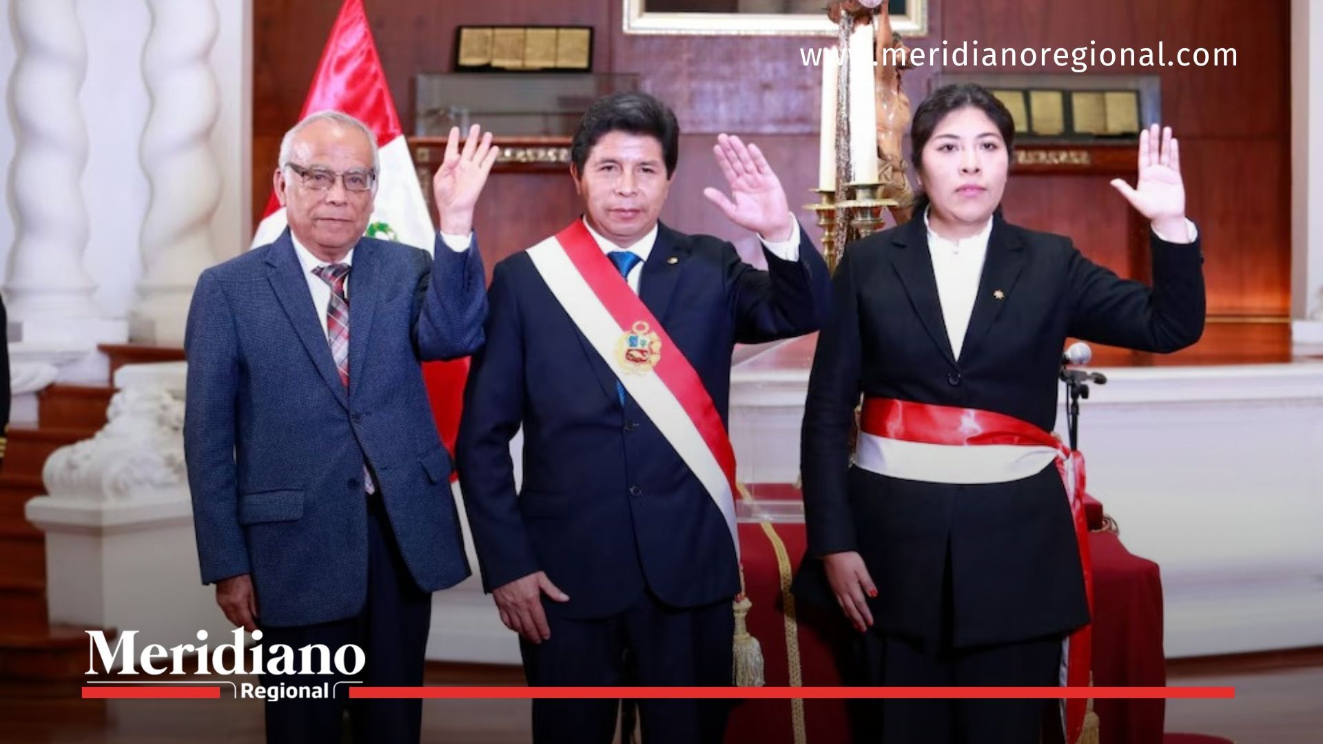 Pedro Castillo jurando como presidente del Perú durante su posesión oficial, acompañado por miembros de su gabinete.