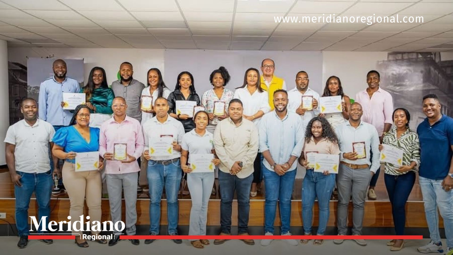 Representantes de municipios del Chocó posan con sus certificados tras recibir la distinción Ejemplar por su gestión en favor de las víctimas del conflicto.