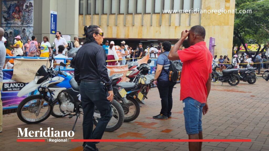 Manifestantes durante el bloqueo Minga Cali - Meridiano Regional bloqueo Minga Cali - manifestantes frente a la Gobernación del Valle - protesta social en Cali