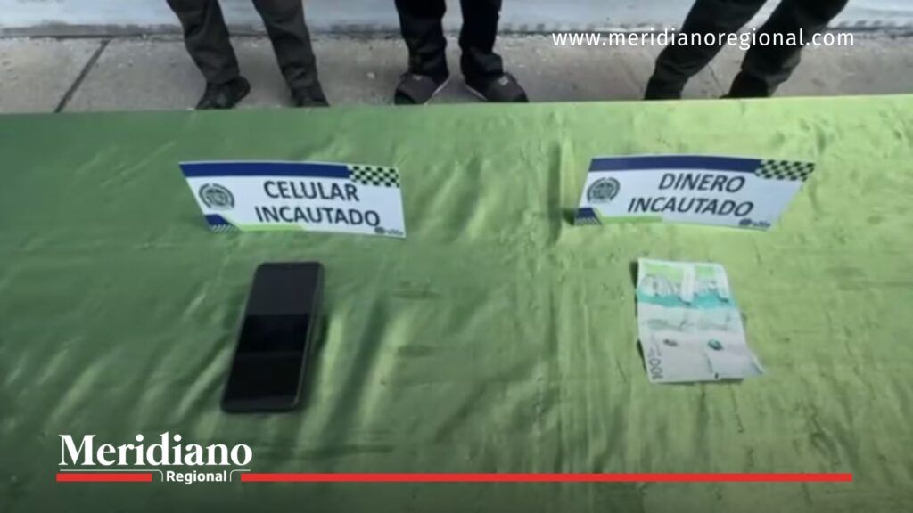 Celular y dinero incautados a alias Fox por el Gaula en operativo contra La Inmaculada en Tuluá.