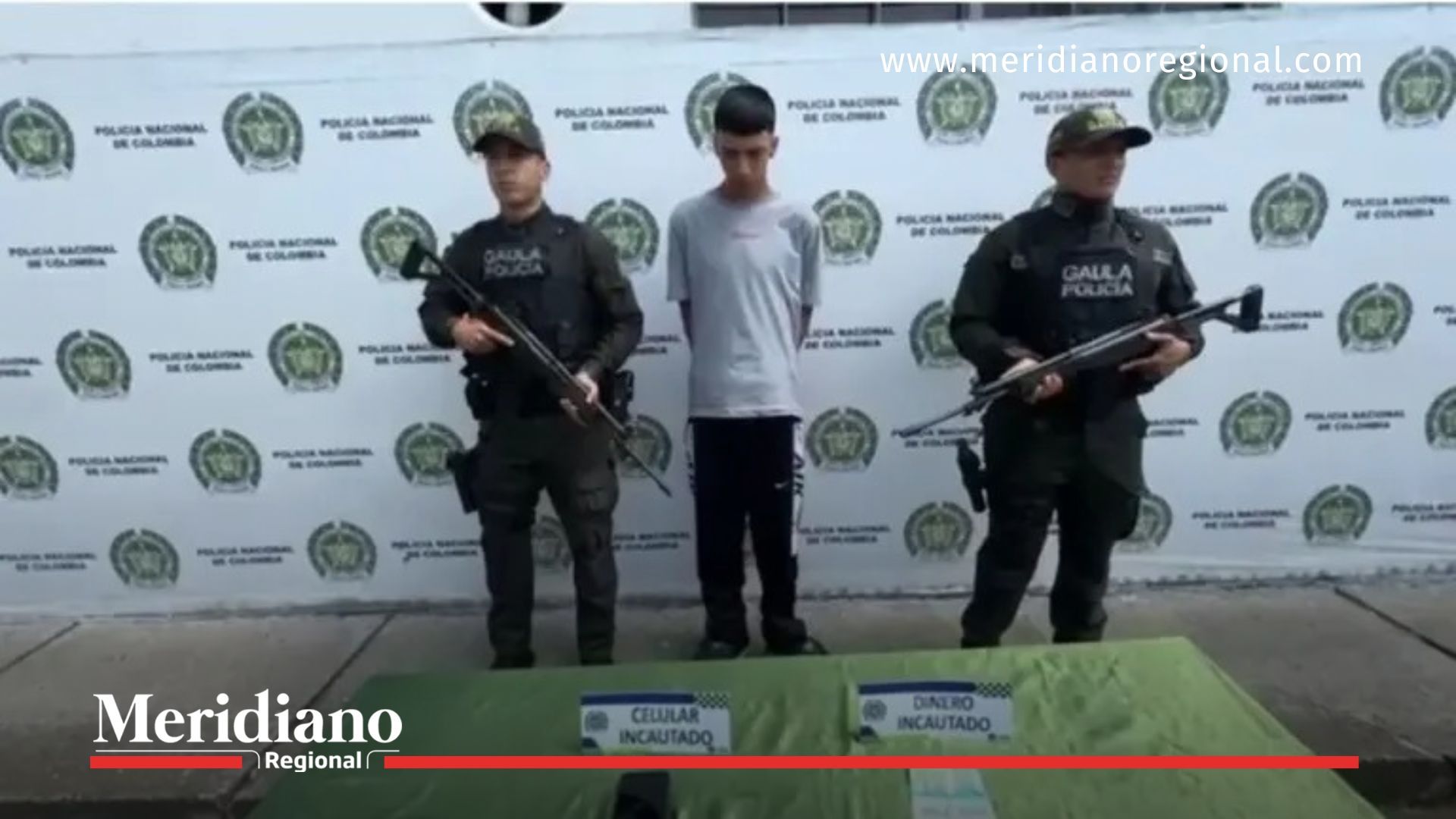 Alias Fox detenido por el Gaula de la Policía en Tuluá con celular y dinero incautados.