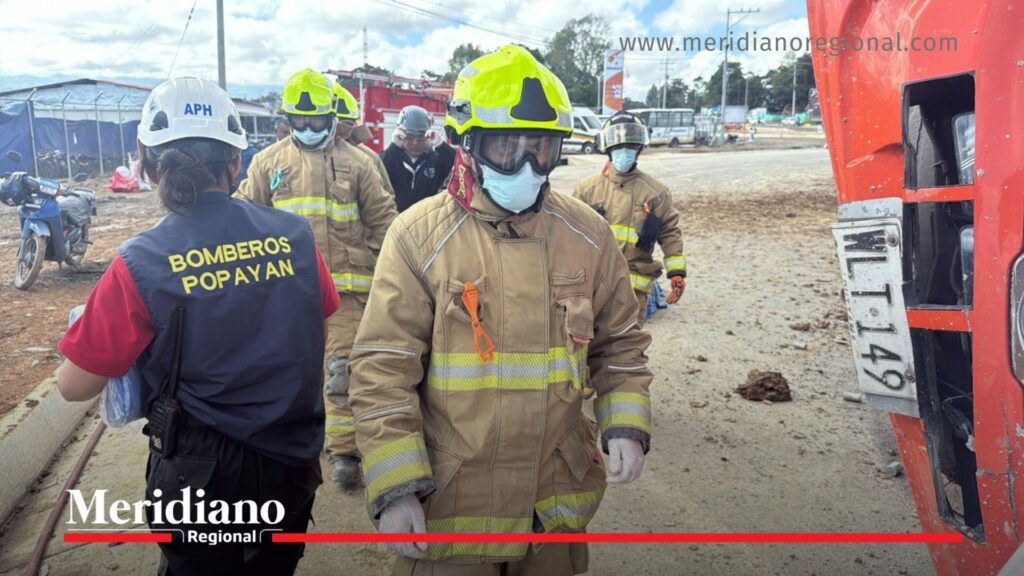 Bomberos Popayán atienden el volcamiento de bus en Popayán en la vía Panamericana.