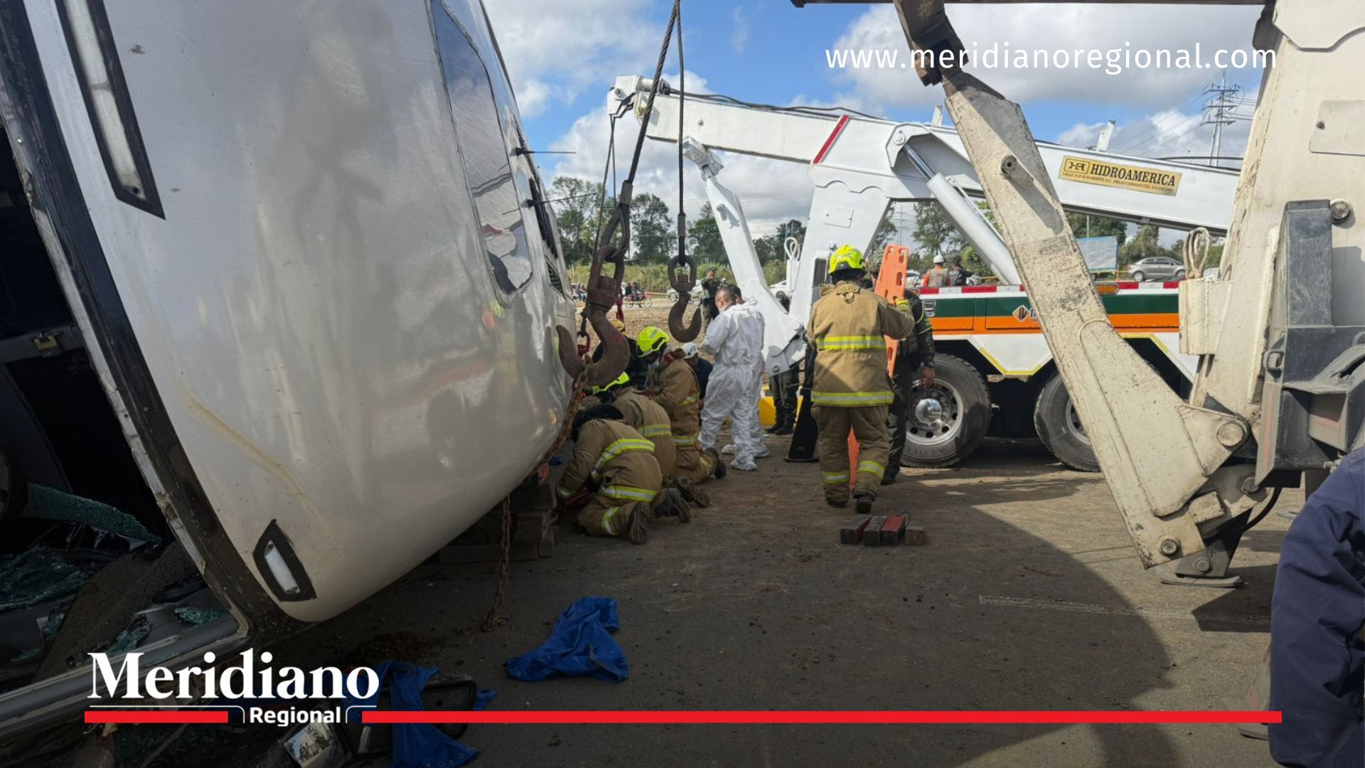 Equipos de rescate atienden el volcamiento de bus en Popayán en la vía Panamericana.