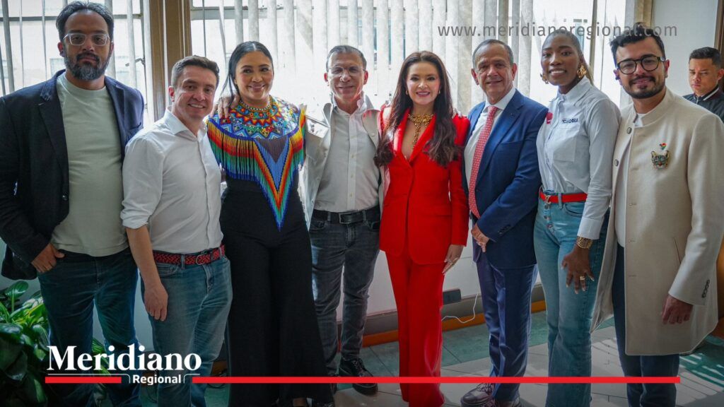 Roy Barreras presenta a integrantes de la lista del Frente Amplio - Meridiano Regional Grupo de personas posando juntas durante la presentación de la lista del Frente Amplio Unitario en un espacio interior iluminado.