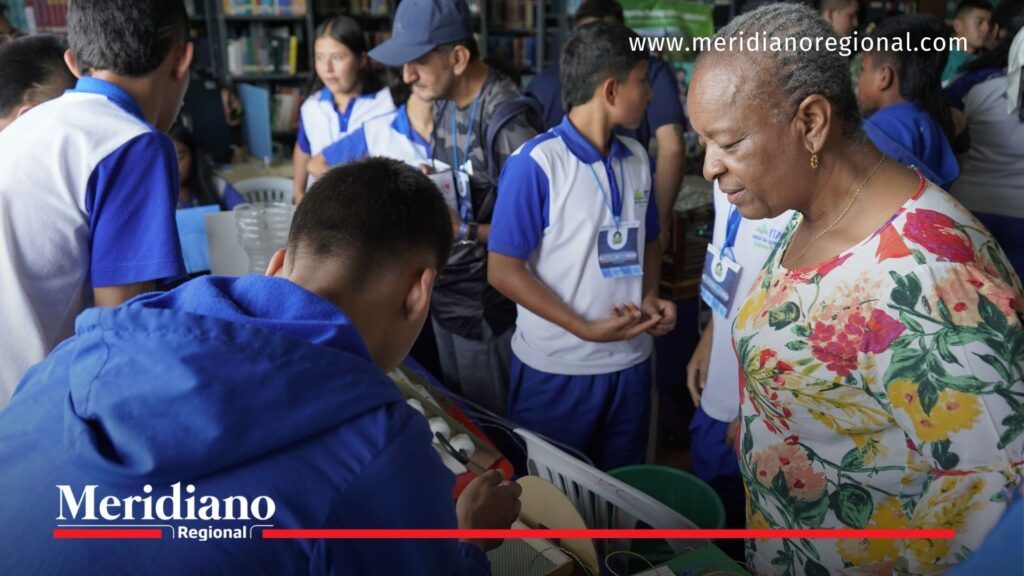 Sor Inés Larrahondo Carabalí, secretaria de Educación del Cauca, observa proyectos ambientales elaborados por estudiantes durante el Challenge 2025 en Popayán.