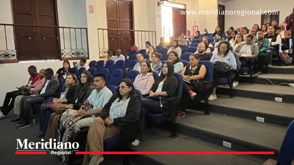 Asistentes al Segundo Simposio de Docentes Orientadores del Cauca escuchan conferencias sobre bienestar emocional y convivencia escolar en Popayán.