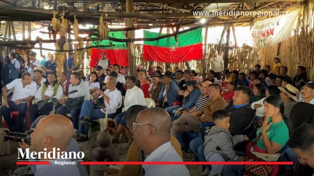 Comunidad del municipio de Inzá reunida con el gobernador del Cauca Octavio Guzmán durante encuentro territorial de la Gobernación del Cauca en el Resguardo Indígena de Calderas.