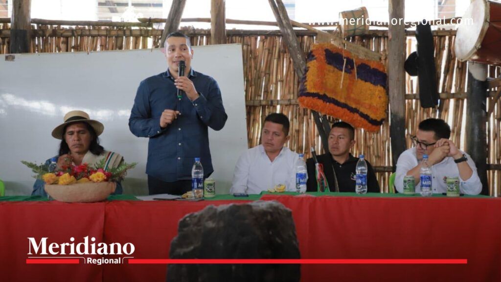 Gobernador del Cauca Octavio Guzmán junto al alcalde de Inzá Delio Hernán Trujillo Campo y el secretario de Infraestructura Hernán Solán en reunión con comunidades indígenas.