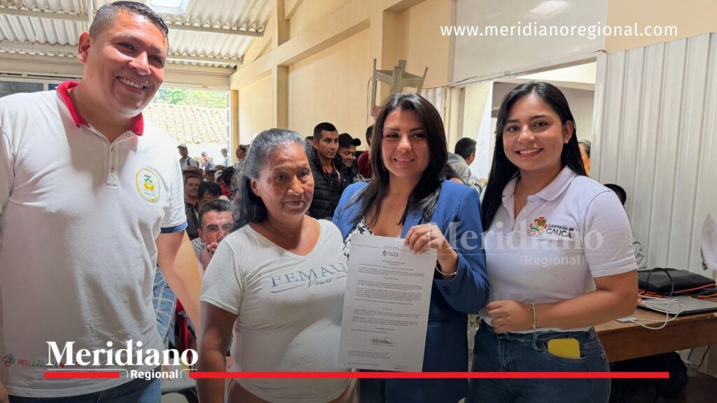 Funcionarios de la Gobernación del Cauca y la Alcaldía de La Vega entregan resoluciones comunales a líderes locales fortaleciendo la participación ciudadana y la legalidad.