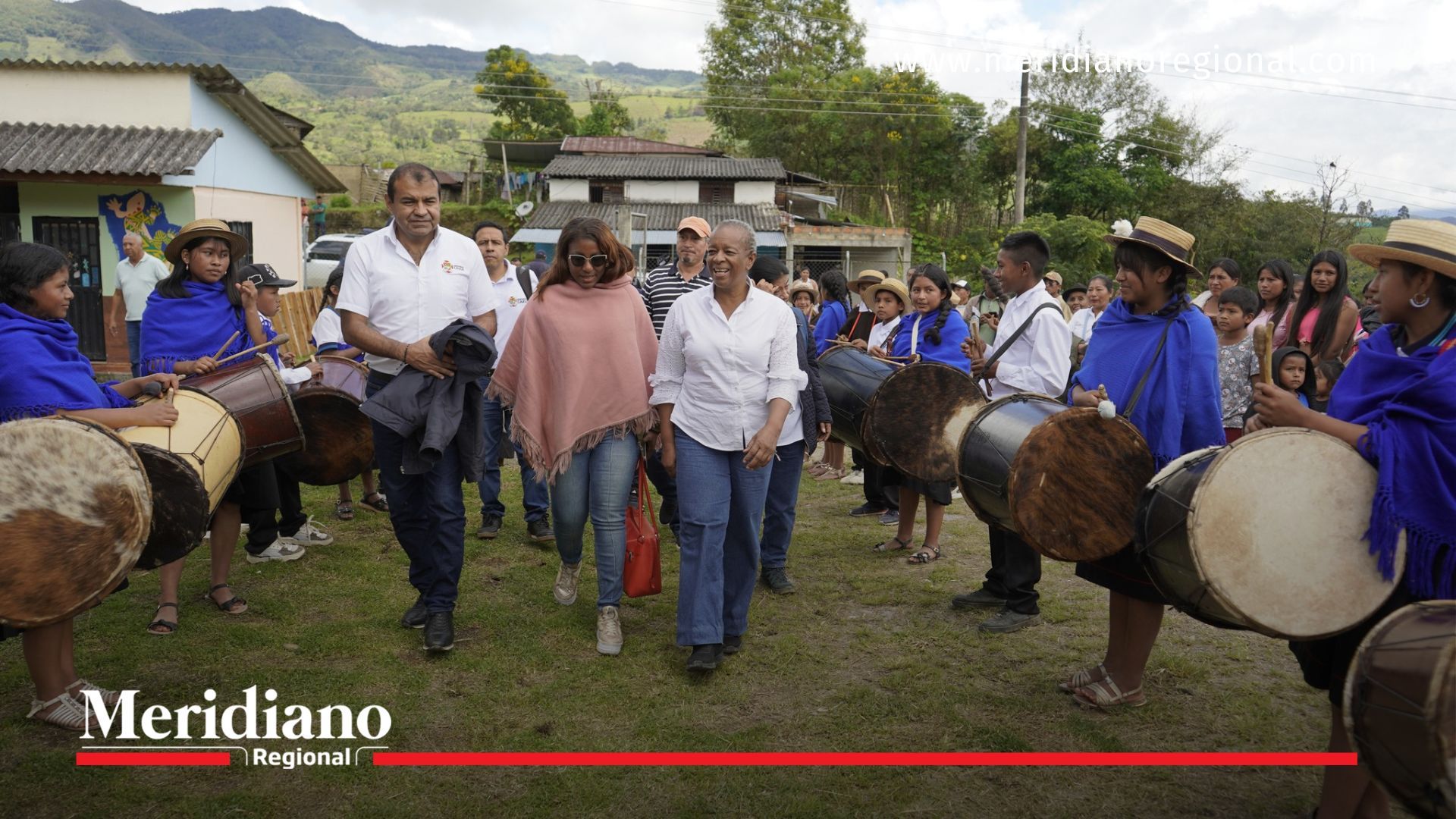 La secretaria de Educación y Cultura del Cauca, Sor Inés Larrahondo Carabalí, llega al resguardo indígena de Calderas, en el municipio de Inzá, recibida por la comunidad con una muestra cultural.