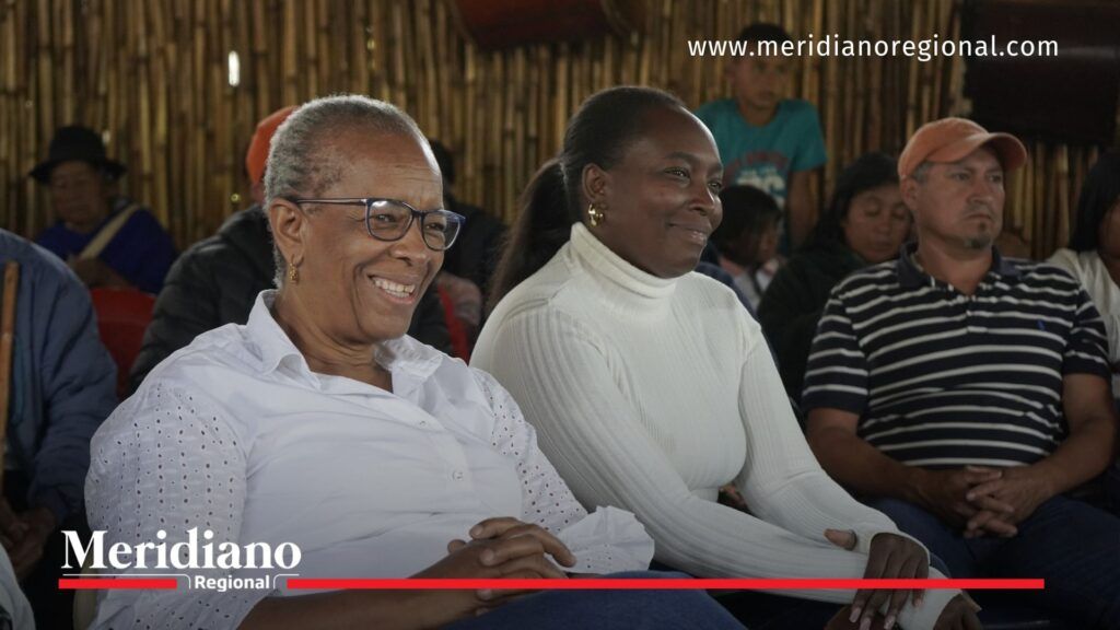 Sor Inés Larrahondo, secretaria de Educación del Cauca, participa en un encuentro comunitario en el resguardo indígena de Calderas, municipio de Inzá.