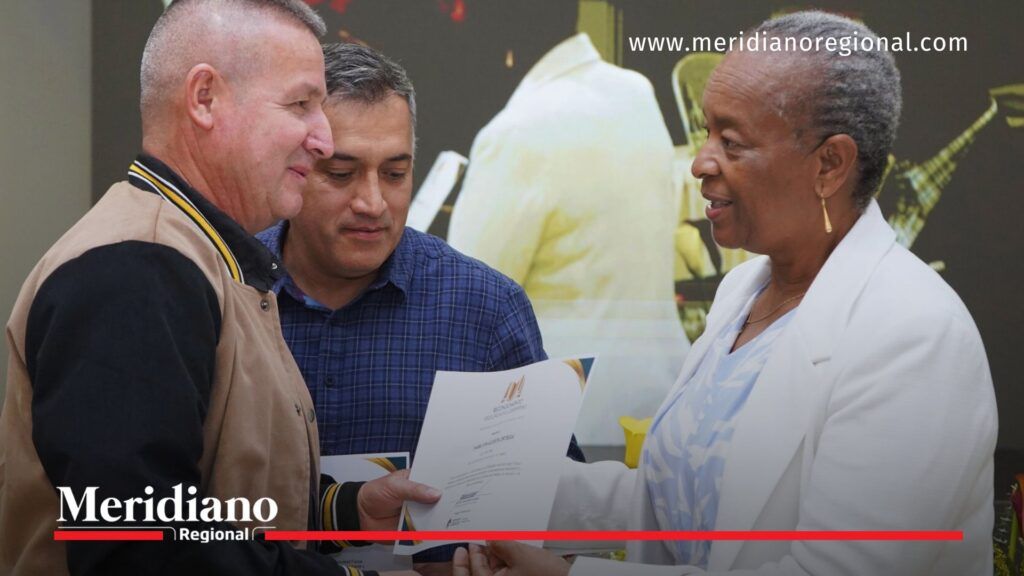 Docentes del Cauca reciben su reconocimiento en el Premio a la Excelencia 2025 - Meridiano Regional Sor Inés Larrahondo Carabalí entrega un reconocimiento a un docente durante el Premio a la Excelencia Cauca 2025, acompañada por otro integrante del equipo institucional.