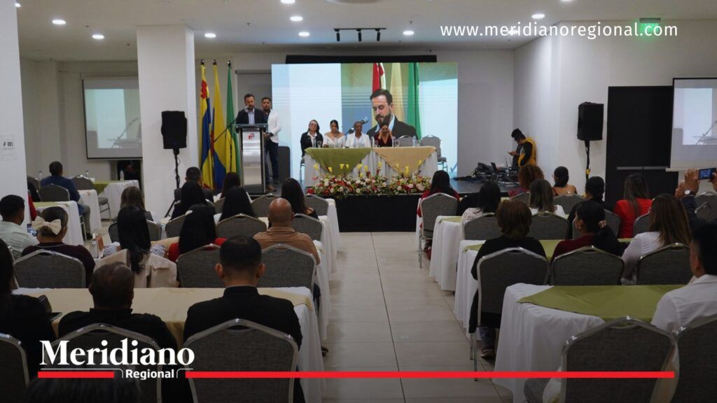 Docentes y directivos participaron en la gala del Premio a la Excelencia Cauca 2025 - Meridiano Regional Docentes y directivos del Cauca sentados en el auditorio durante la ceremonia del Premio a la Excelencia Cauca 2025, mientras autoridades educativas intervienen en el escenario.