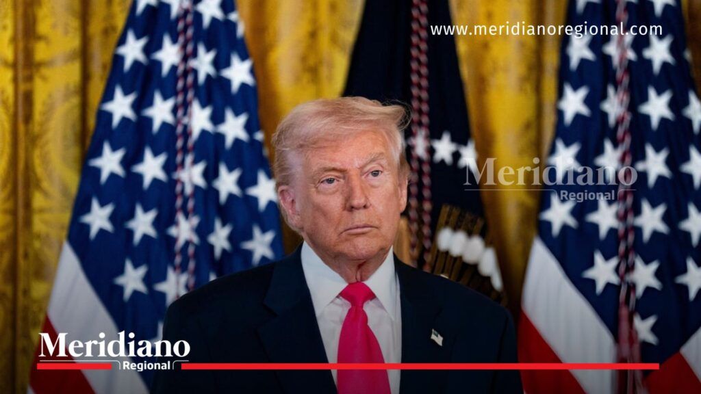 Presidente de Estados Unidos anuncia decisión sobre aranceles al café - Meridiano Regional Presidente de Estados Unidos frente a banderas estadounidenses durante anuncio oficial sobre los aranceles al café.