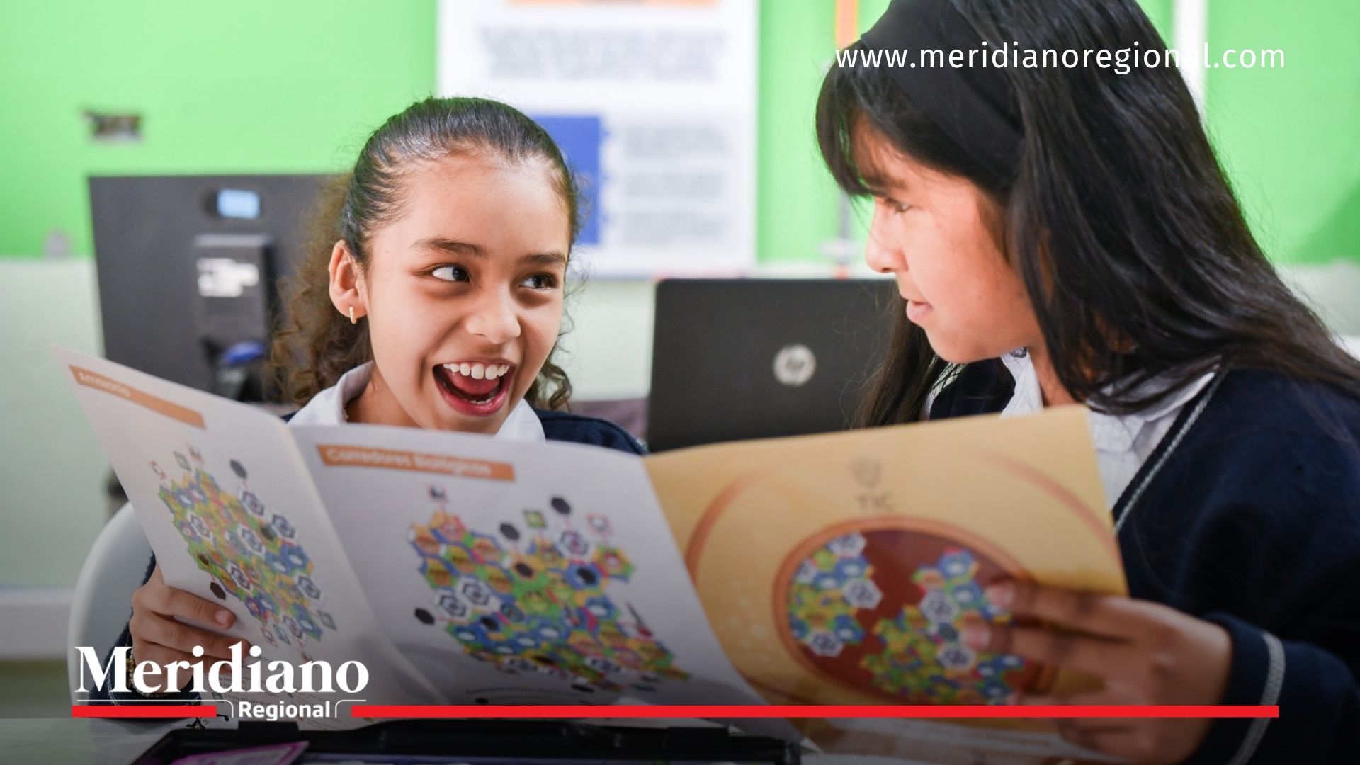 Dos estudiantes de la Institución Educativa Técnico Agropecuario Margarita Legarda observan y comentan material pedagógico del taller de Biobots impulsado por la Secretaría de Educación del Cauca, la Gobernación del Cauca y el Ministerio TIC.