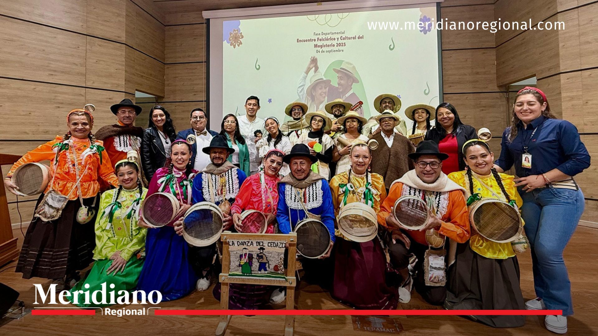 Participantes y ganadores del Encuentro Folclórico y Cultural del Magisterio 2025 posan tras su presentación en la fase departamental.