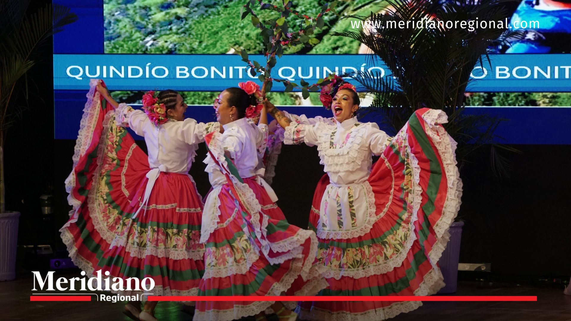Docentes del Cauca interpretan una muestra folclórica durante la Final Departamental del Encuentro Folclórico y Cultural del Magisterio 2025.