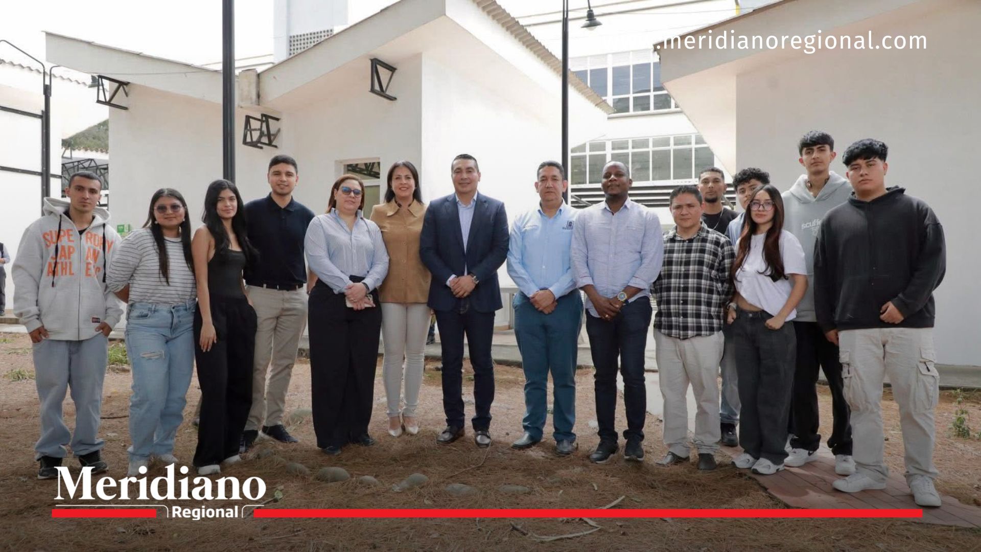 El gobernador Octavio Guzmán compartió con estudiantes y directivos de UNIMAYOR durante la visita institucional al nuevo campus, acompañado por la Secretaría de Educación y Cultura del Cauca.