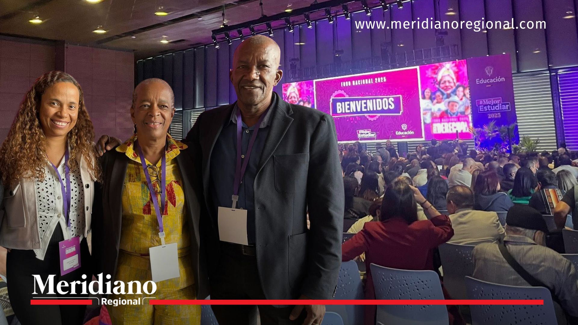 Sor Inés Larrahondo Carabalí y dos delegados del Cauca frente al escenario del Foro Educativo Nacional 2025, con el auditorio lleno al fondo.