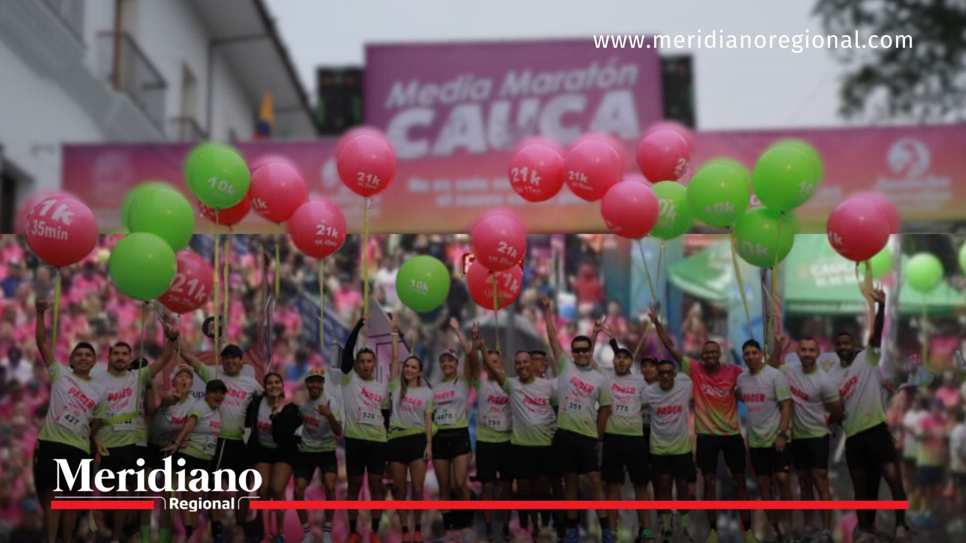 Pacers con globos de tiempo posan en la salida de la media maratón del Cauca 2025 en Popayán.