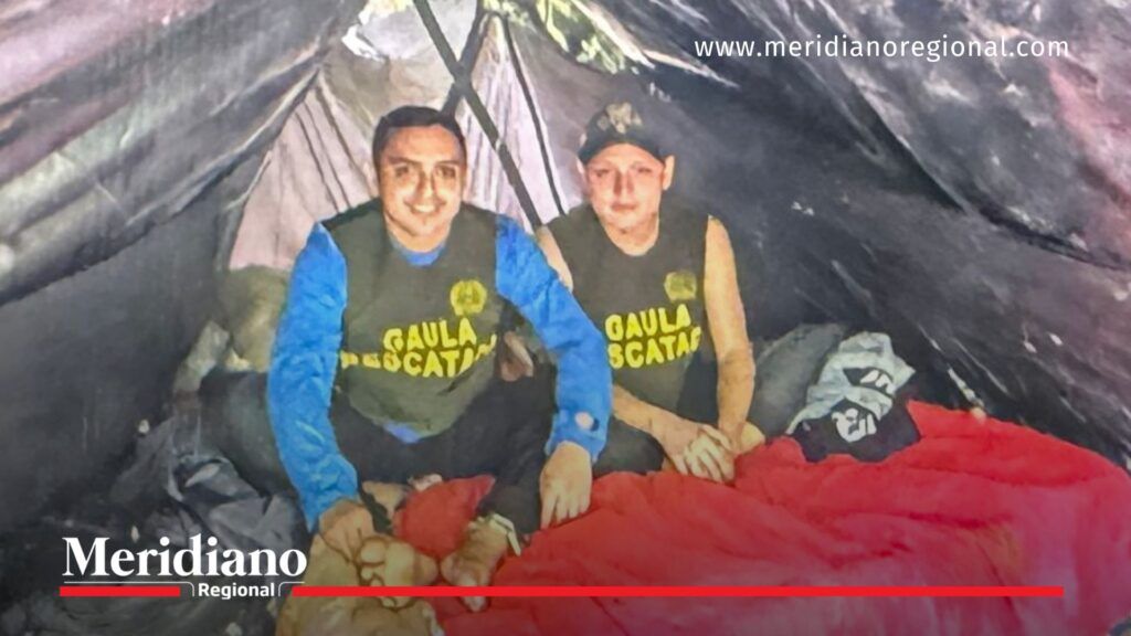 Miguel Ayala junto a su mánager en una carpa tras ser liberados por el Ejército en el Cauca.