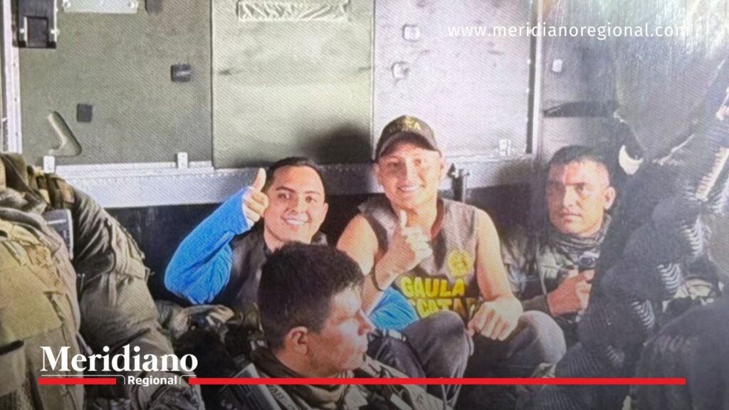 Miguel Ayala y su mánager saludando a la cámara tras ser rescatados por el Ejército en el Cauca.