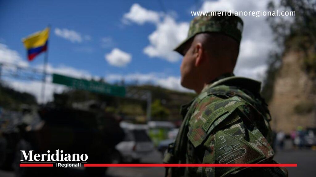 Soldado del Ejército vigila la vía Panamericana tras el ataque en la Panamericana.