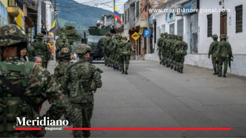 Militares patrullan una calle del Cauca tras el ataque en la Panamericana.