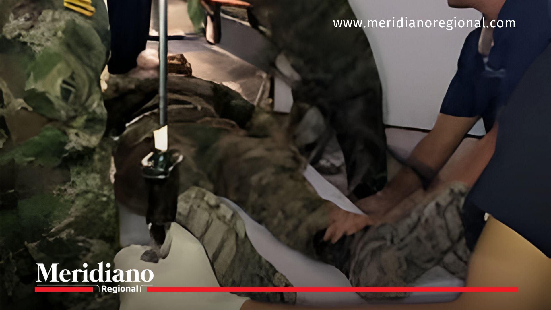 Militares y personal médico atienden a un suboficial herido tras el ataque en la Panamericana.