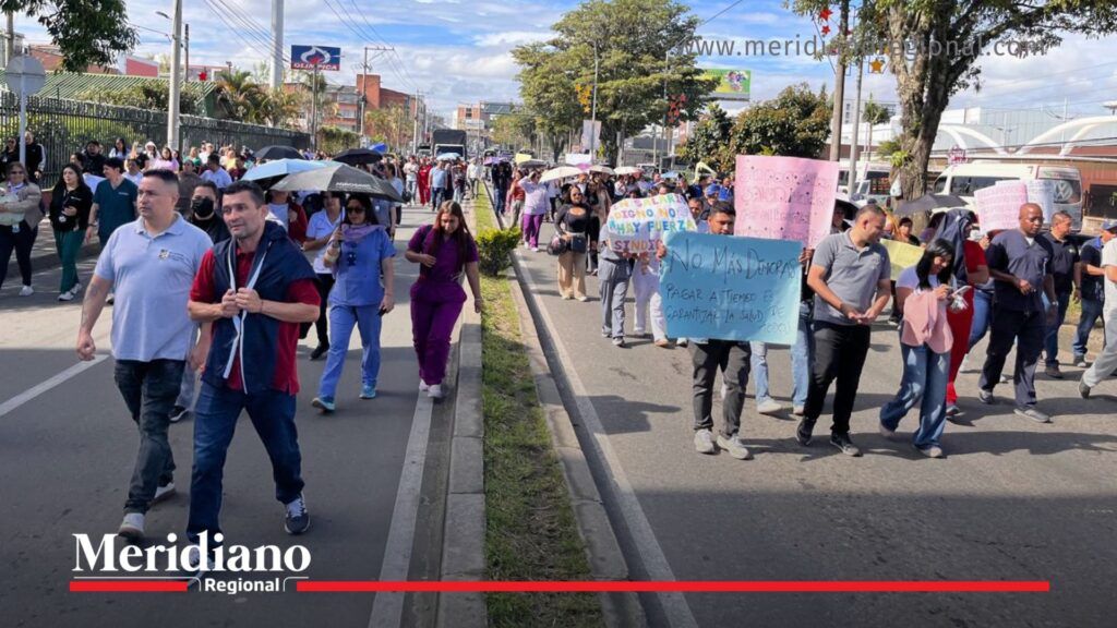 Movilización del Hospital Universitario San José de Popayán por deudas de EPS - Meridiano Regional Trabajadores del Hospital Universitario San José de Popayán marchando por una avenida con pancartas para exigir el pago de las deudas de las EPS.