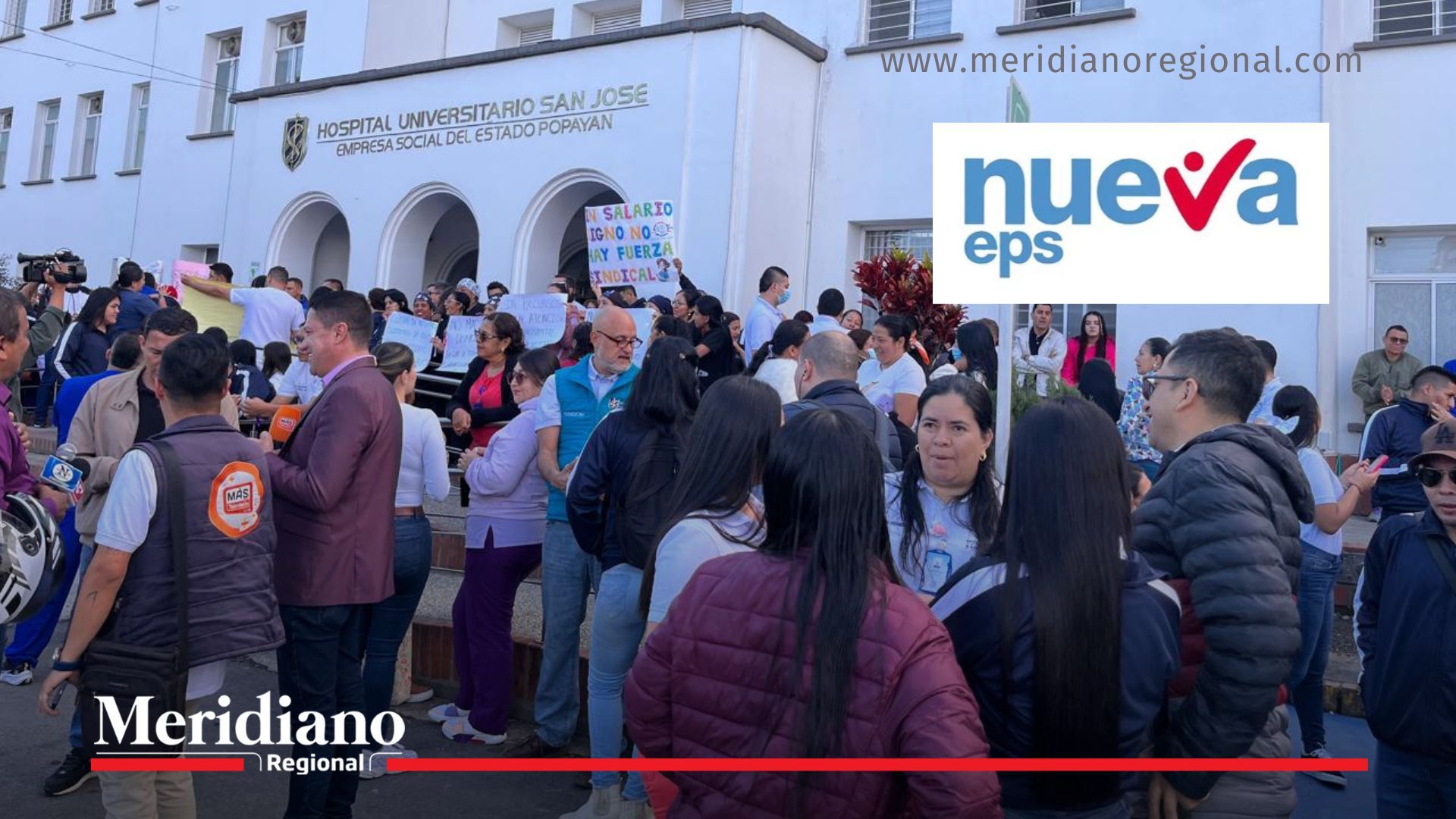 Trabajadores del Hospital Universitario San José de Popayán protestando frente a la entrada del hospital por las deudas de la Nueva EPS.