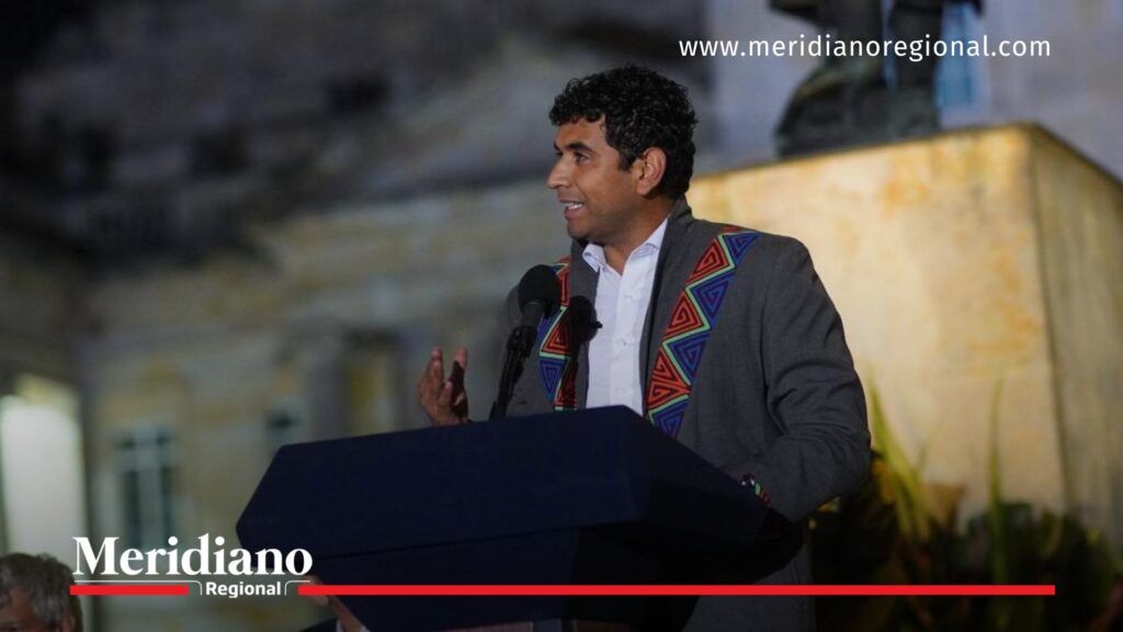 David Racero en intervención pública durante caso de investidura - Meridiano Regional David Racero hablando en un podio durante un acto público, en medio del proceso de pérdida de investidura en el Consejo de Estado.