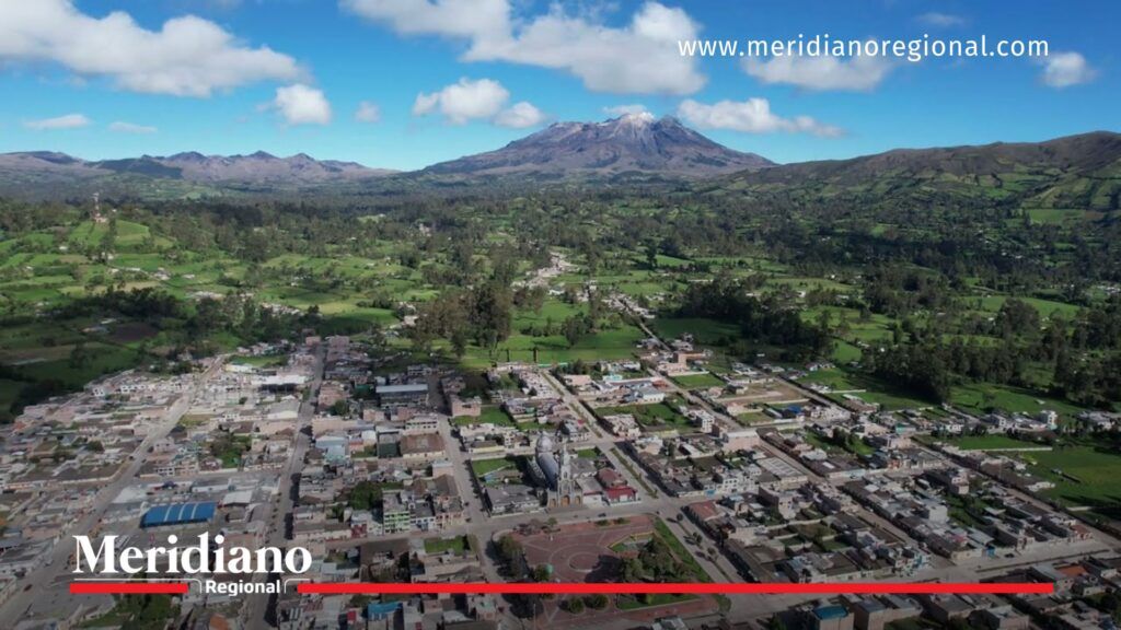 Panorámica aérea de Cumbal, Nariño, con paisaje urbano y volcán al fondo, contexto de las armas incautadas en Cumbal.