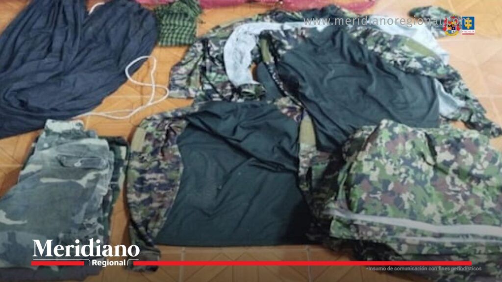 Uniformes camuflados y prendas tácticas incautadas en Cumbal durante operativo contra las AUN.