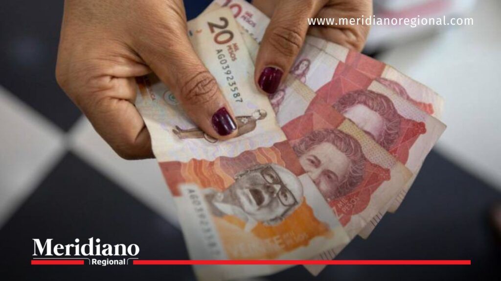 Fenalco y el debate por el salario mínimo 2026 - Meridiano Regional fenalco - salario mínimo 2026 - mujer contando dinero colombiano - mesa de concertación - economía colombiana