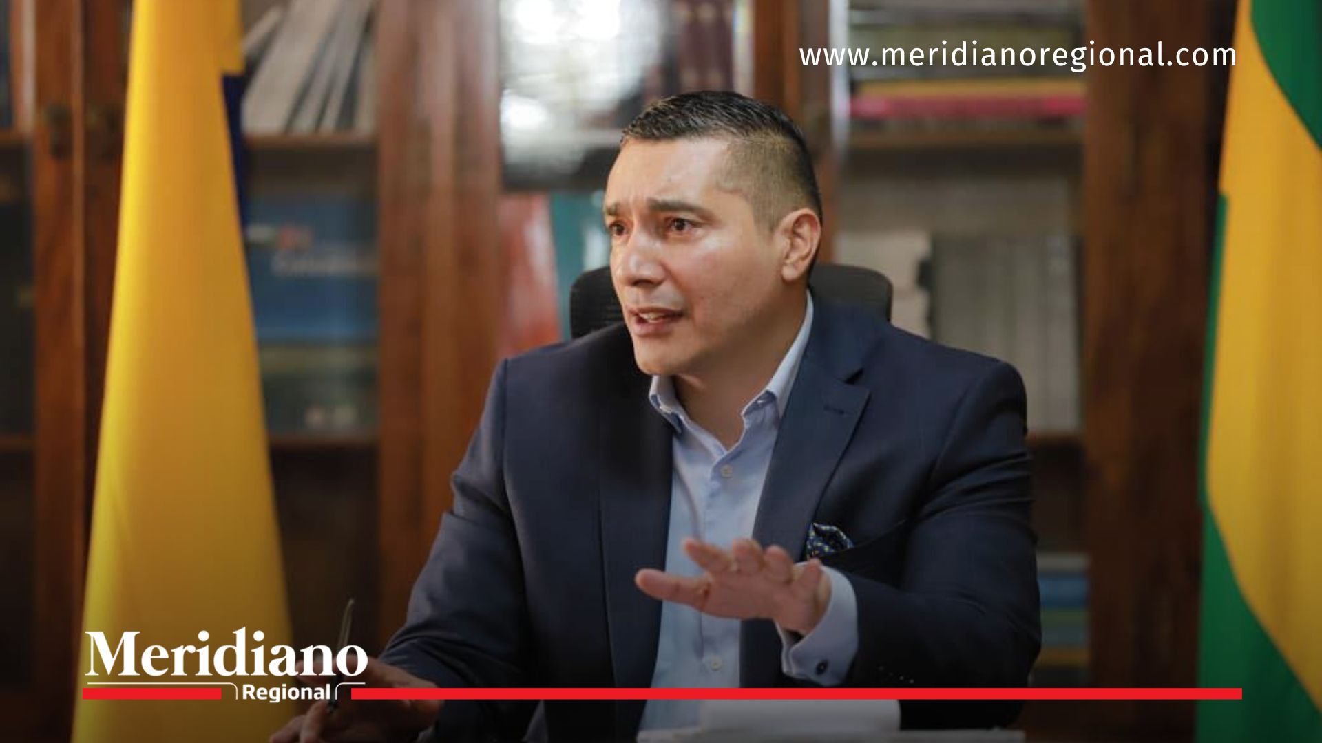 El gobernador del Cauca durante una reunión de trabajo donde expone la importancia del empréstito que permitirá financiar la Avenida del Pueblo.