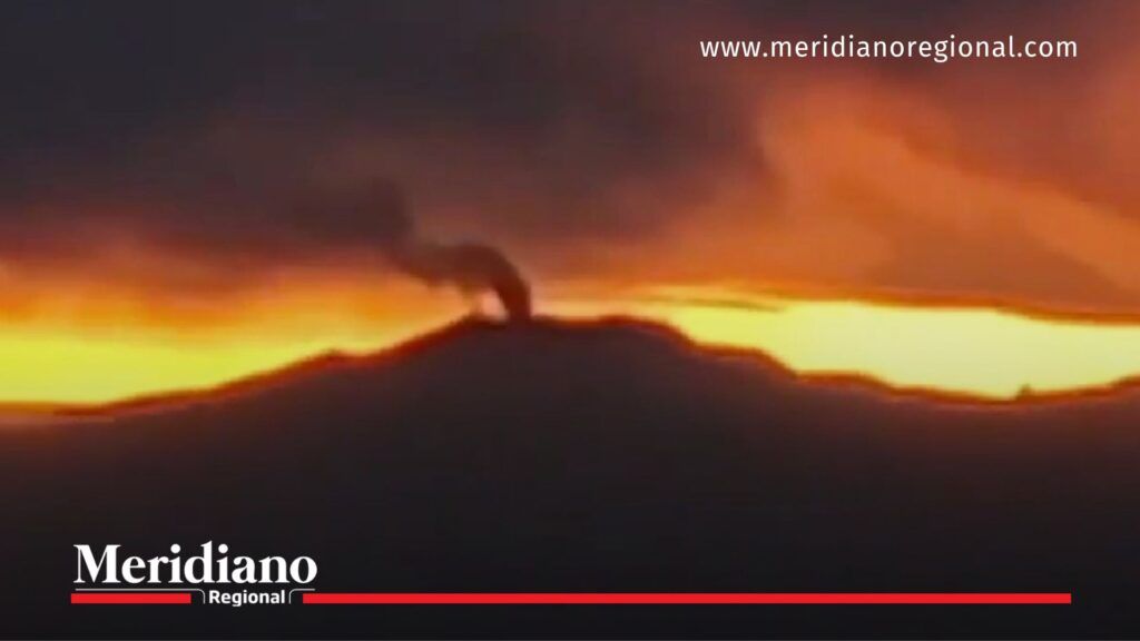 Atardecer con emisión de gases del volcán Puracé durante la alerta naranja.