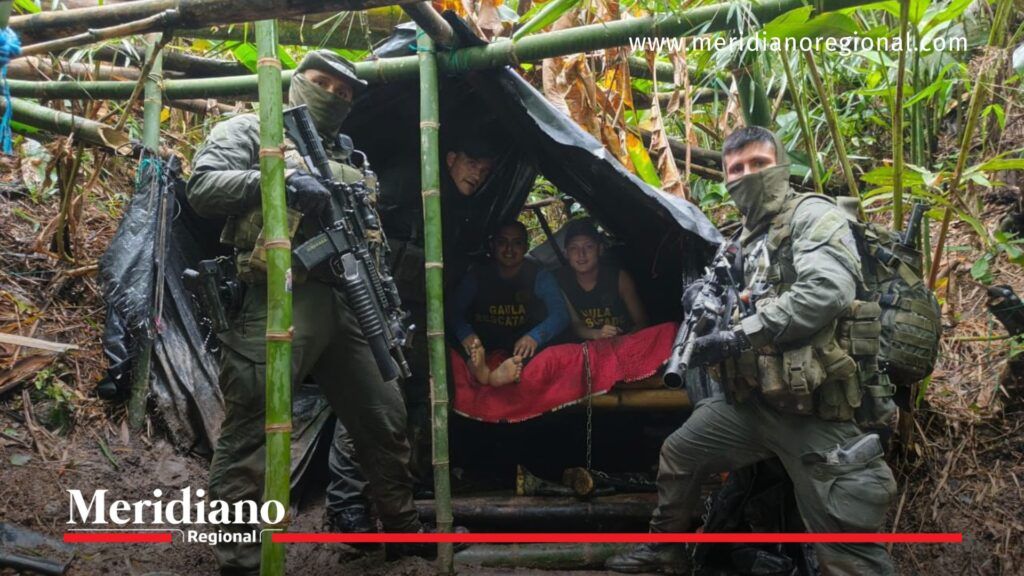Rescate de Miguel Ayala en zona rural del Cauca - Meridiano Regional Operativo del Gaula durante el rescate de Miguel Ayala, con uniformados armados y dos víctimas dentro de una estructura improvisada en zona montañosa del Cauca.