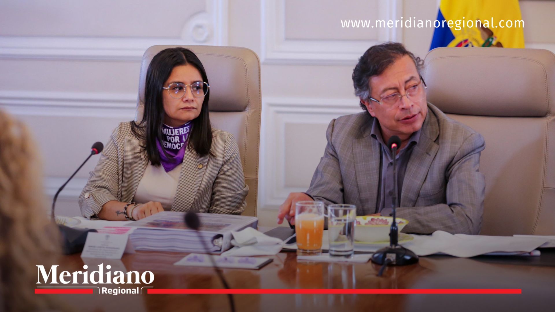 Reunión de funcionarios del Gobierno en mesa de gabinete antes de un cambio en el Dapre.