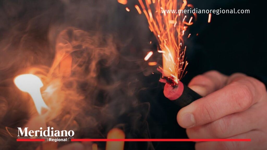 Persona encendiendo pólvora con chispas y humo, ilustrando los riesgos por manipulación de artículos pirotécnicos en Cajibío.