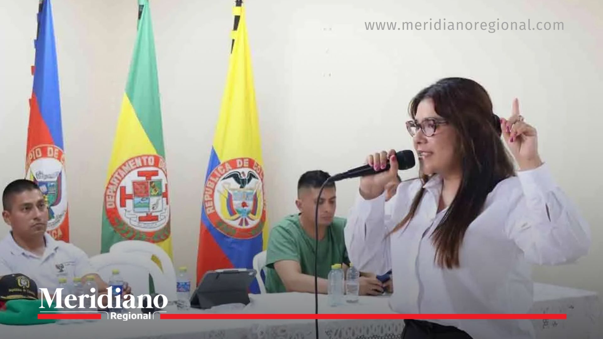 Alcaldesa de Cajibío Diana Cabanillas hablando a su gabinete municipal