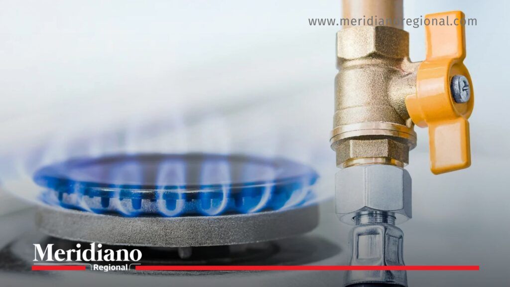 Aumento del precio del gas en los hogares colombianos - Meridiano Regional Estufa de gas natural encendida como referencia al aumento del precio del gas en Colombia.