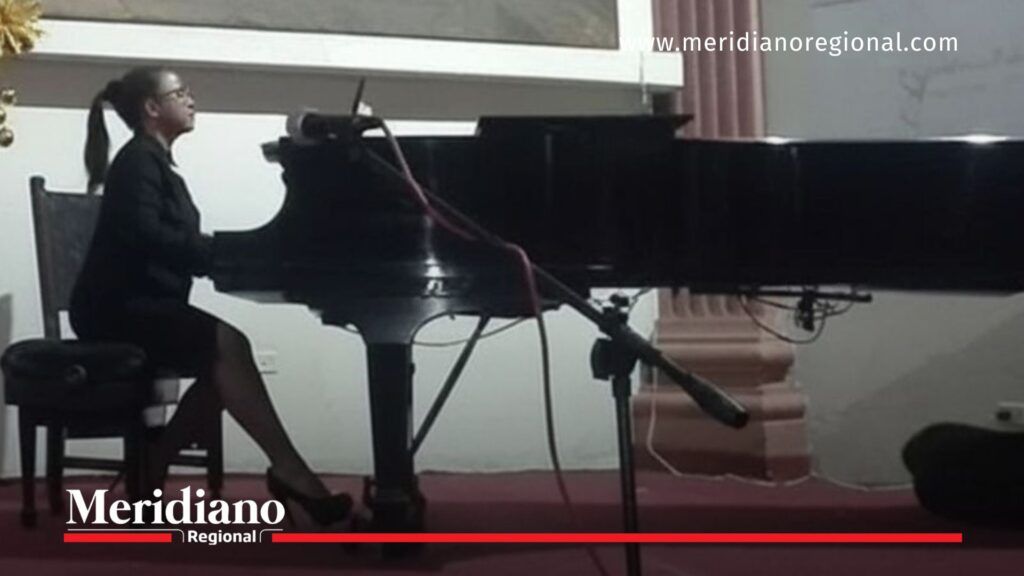Adriana Valera de la Providencia interpretando un recital de piano en Popayán.