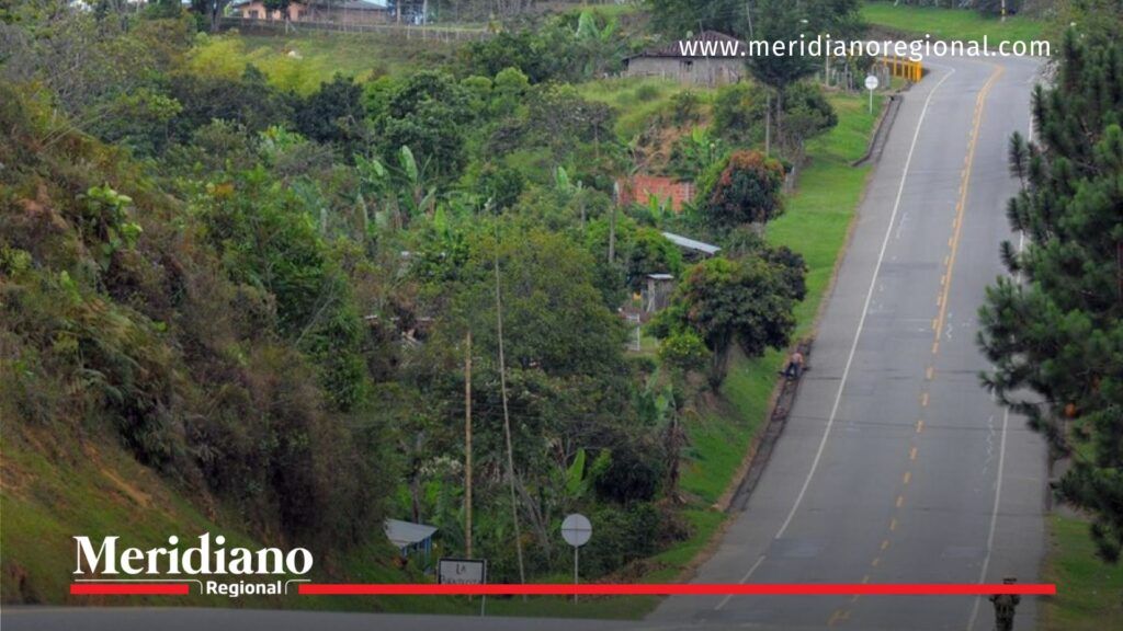 Vehículo incinerado en la vía Panamericana: tramo rural entre Popayán y Piendamó - Meridiano Regional vía Panamericana entre Popayán y Piendamó - vehículo incinerado en la vía Panamericana - inseguridad en el Cauca - ataques en la Panamericana - corredor Popayán Piendamó - hechos de inseguridad 2025 - noticias Cauca - noticias Valle - noticias Nariño - noticias Chocó