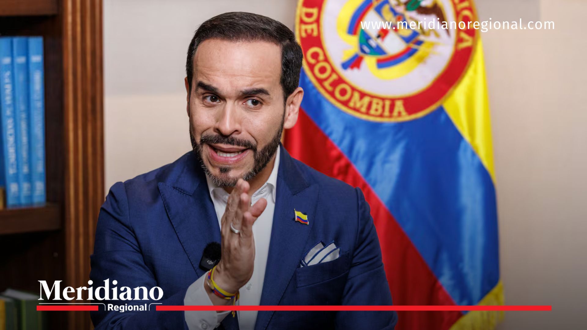 Abelardo de la Espriella ofrece un discurso ante sus seguidores en un evento público durante su ruta hacia la Presidencia 2026.