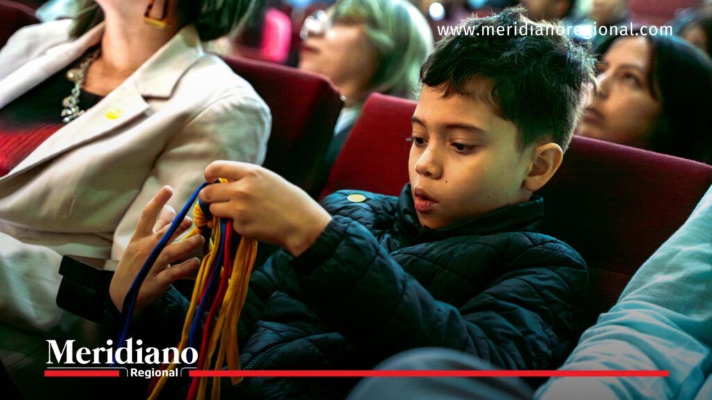 Niños asistentes al Concurso Nacional de Escritura 2025 - Meridiano Regional concurso nacional de escritura - niño asistente premiacion - historias de paz 2025 - publico infantil evento cultural - ceremonia ministerio de educacion - noticias nariño